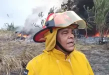 Fuego afecta fábrica de plásticos en Las Charcas, Santiago