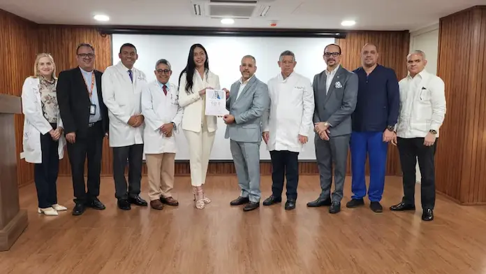 Cabral y Báez logra certificación internacional en manejo del ictus y recibe reconocimiento del Ministro de Salud (8)