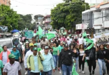 El partido Fuerza del Pueblo realiza marcha por la inseguridad y los altos precios