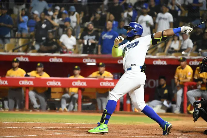 Mel Rojas Jr., del Licey, al momento de disparar su jonrón con las bases llenas en el juego contra las Águilas en el Estadio Quisqueya Juan Marichal.Cortesía Víctor Calvo.