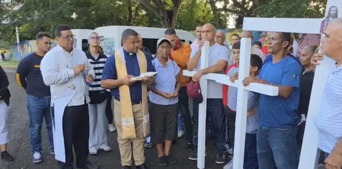 Peregrinos de Hato del Yaque marchan desde Santiago hasta el Palacio Nacional (1)