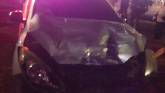 Así quedó el automóvil involucrado en el accidente de tránsito que dejó un muerto y un herido grave en Santiago. (FUENTE EXTERNA)
