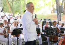 Abinader y Raquel comparten villancicos navideños con familias del entorno de la Casa Presidencial de Santiago