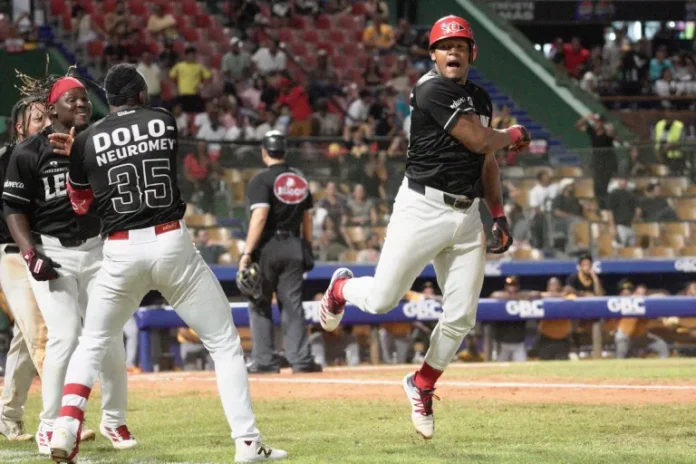 Pedro Severino celebra su jonrón que viró el partido y dio triunfo a los Leones ante las ÁguILas éste sábado en el Quisqueya, Juan Marichal. Fuente Externa
