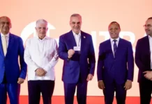 Abinader recibe la primera emisión de la nueva licencia de conducir