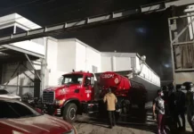 Bomberos tienen más de nueve horas combatiendo incendio en fábrica de Haina