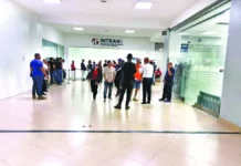 Trámites para obtener la nueva licencia causa críticas de solicitantes en Santiago