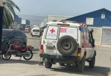 Fuego destruye nave de zona franca en Navarrete, un bombero resulta afectado
