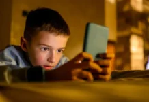 Francia aprueba la prohibición de redes sociales a los menores de 15 años