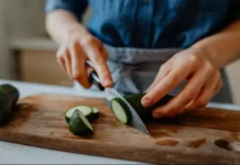 ¿Qué es más saludable para las tablas de cortar: la madera o el plástico? Preguntamos a los expertos.