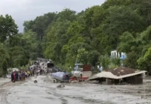 Más de 600 turistas desaparecidos y más de medio millar de fallecidos en riada de Nepal