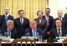 Donald Trump anuncia que líderes tecnológicos acordaron regular la IA