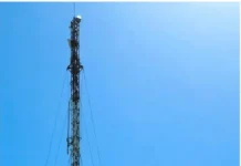 Emergencia en Tavera: Instalan antena del 911 sobre techo con filtraciones de un liceo