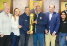 Duarte: Gigantes de San Francisco presentan copa de campeones a las autoridades