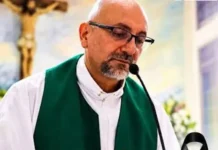 Muere el sacerdote Patricio Sánchez tras caerle una cruz de madera durante una misa